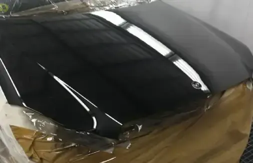 Capó recién pintado y barnizado