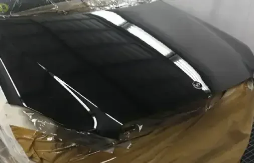 Capó recién pintado y barnizado