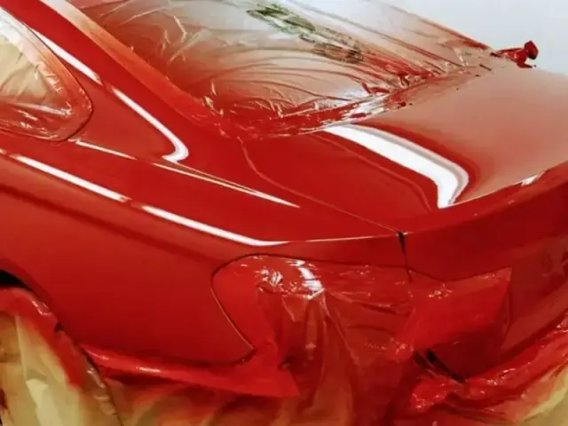 Coche rojo recién pintado