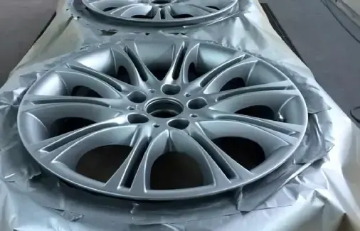 Coche bronce recién pintado