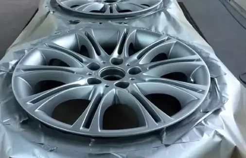 Coche bronce recién pintado