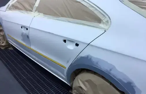 Capó gris recién pintado