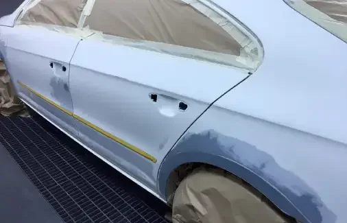 Capó gris recién pintado